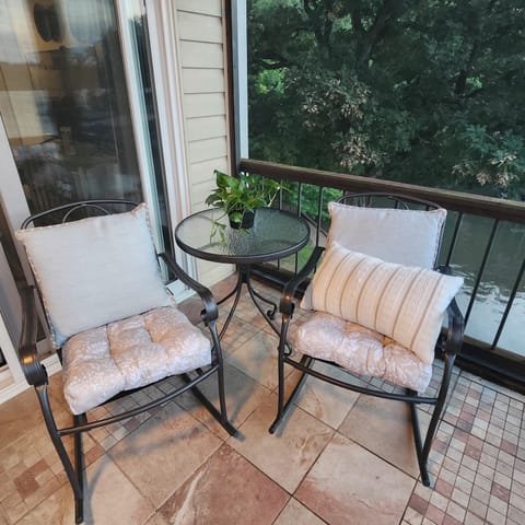 Screened in, lake front deck