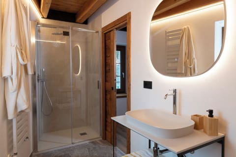 Luxury Room, Balcony, Mountain View | Bathroom | Shower, rainfall showerhead, hair dryer, bidet