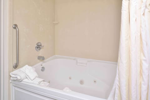 Room, 1 King Bed | Bathroom | Combined shower/tub, free toiletries, hair dryer, bathrobes