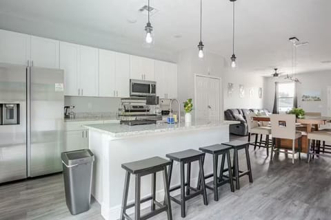 Kitchen - Breakfast bar and Island 
