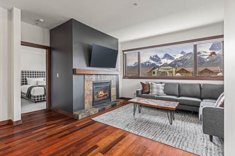 Cosy up in front of the fireplace, surrounded by beautiful mountain scenery