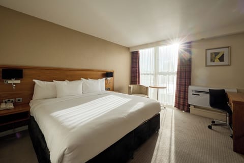 Premium bedding, in-room safe, desk, laptop workspace