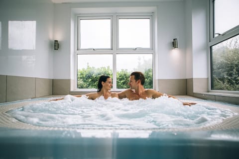 Indoor spa tub