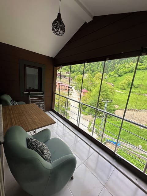 Deluxe Condo, Mountain View | Living area | 37-inch LED TV with satellite channels