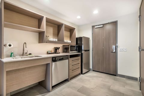 Studio, 1 King Bed, Accessible, Bathtub (Mobility & Hearing) | Private kitchen