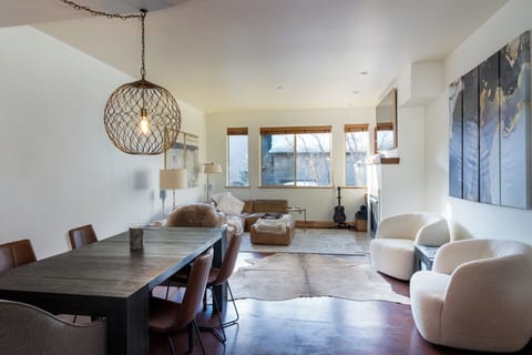 Mountain modern design, adjustable table, smart TV for your apps, ample seating