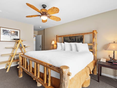 Bedroom / King Bed