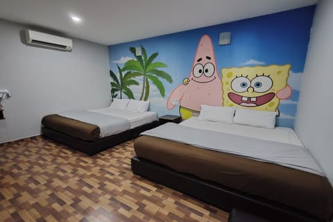Family Room | Desk, free WiFi, bed sheets