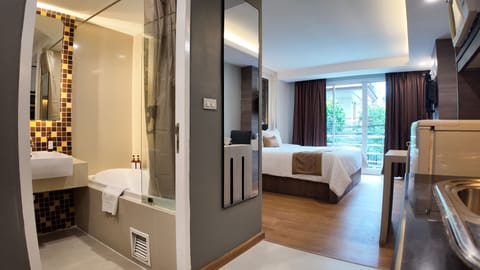 Studio, Balcony | In-room safe, desk, laptop workspace, blackout drapes