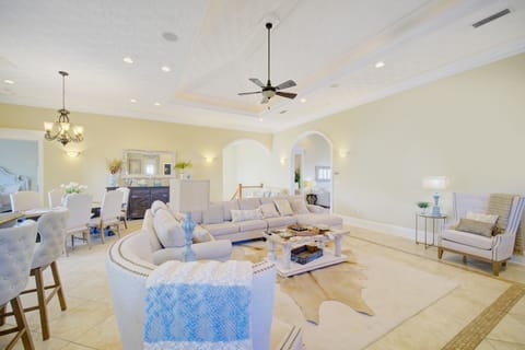 2nd Floor - Spacious Living Room