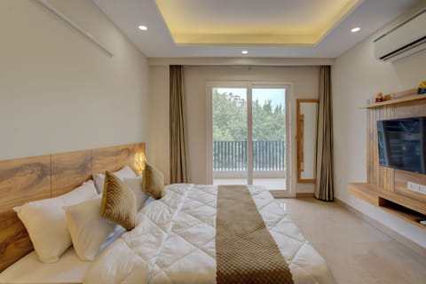 Luxury Apartment | In-room safe, desk, blackout drapes, soundproofing