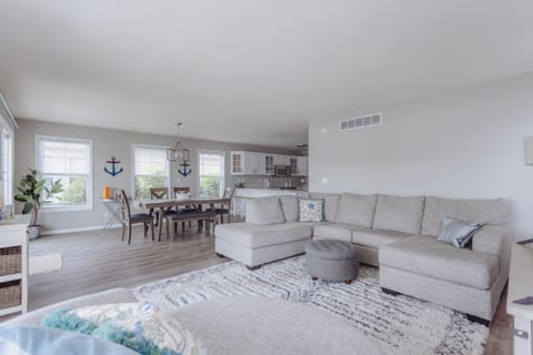 Great space for TV and boat watching