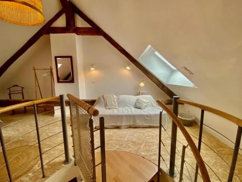 escalier colimaçon pittoresque  intérieur lumineux et spacieux