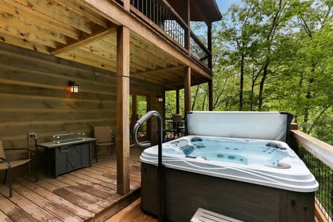 HOT TUB w/ENTER-EXIT SAFETY HAND RAIL
