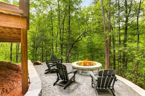 OPEN SKY FIRE PIT w/WIND-WHISPERING TREE VIEWS