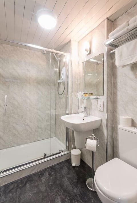 Luxury Suite, Sea View | Bathroom | Free toiletries, hair dryer