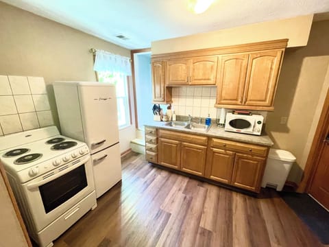 Beautiful, fully-stocked, and spacious kitchen with vintage appliances.