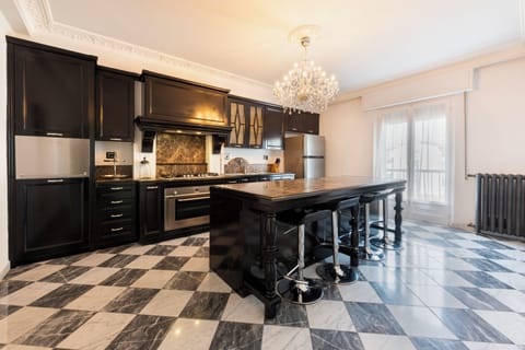 Exclusive Condo | Private kitchen | Fridge, stovetop, cookware/dishes/utensils