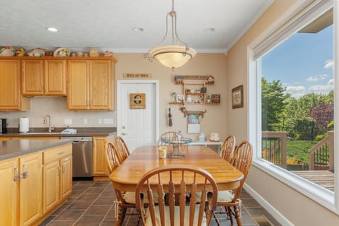 Eat in Kitchen, dining table
