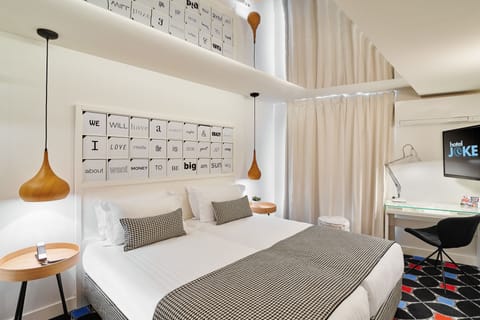 Twin Room - Complimentary soft minibar,courtesy tray, Chromecast and digital press | Minibar, in-room safe, desk, soundproofing