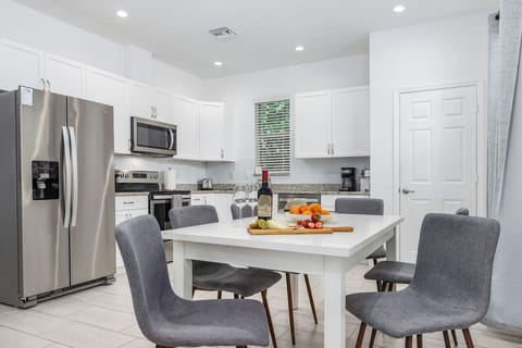 Well equipped and sociable kitchen, with toaster, coffee maker, Keurig, coffee grinder, and all the major appliances.