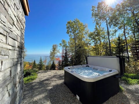 Bubbles and breathtaking views, your perfect summer soak.