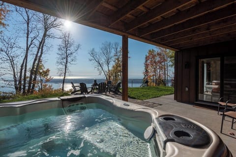 Bubbles, mountains, and that endless view just what you need.