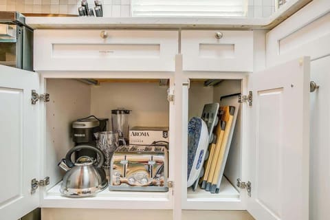 This fully equipped kitchen makes cooking a breeze! With all the essentials neatly organized—pots, pans, plates, utensils, and more—guests can easily prepare meals, enjoy snacks, or whip up a cup of coffee for a cozy start to the day.
