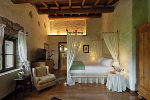 Junior Room | Premium bedding, down comforters, pillowtop beds, minibar