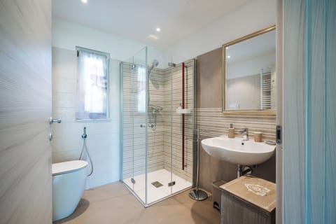 Comfort Double or Twin Room, Pool Access, Pool View | Bathroom shower