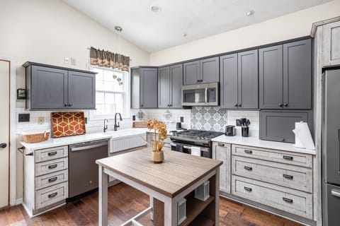 Discover our immaculate, refined kitchen, fully equipped with all essential appliances and amenities.