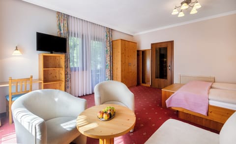 Standard Room, Mountain View | In-room safe, desk, laptop workspace, blackout drapes