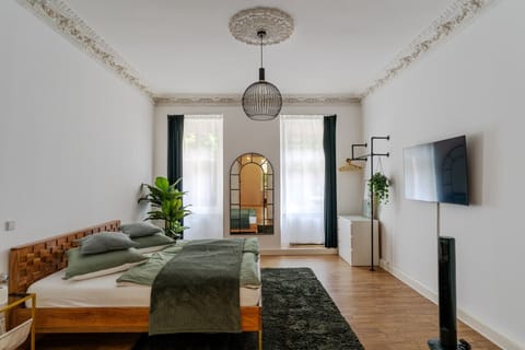 Schlafzimmer mit Stuck & TV