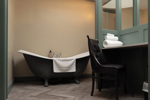 Penthouse | Bathroom | Separate tub and shower, deep soaking tub, rainfall showerhead