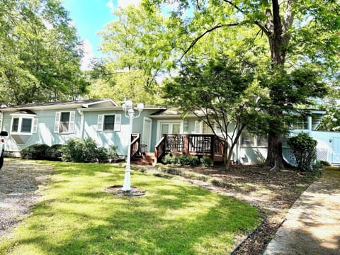 Coffee and Tea Bar. This house has NO kitchen, but lots of restaurants near by!