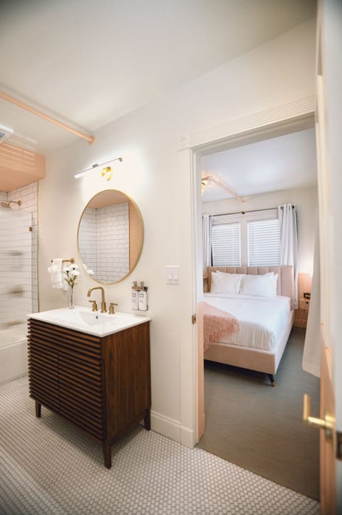 Cosmopolitan | Bathroom | Free toiletries, hair dryer, towels