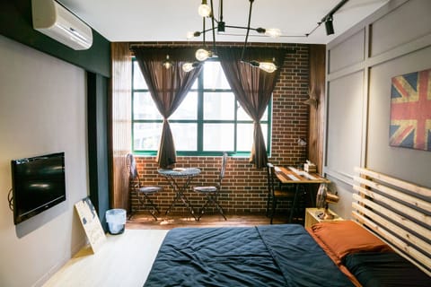 Premium bedding, desk, blackout drapes, free WiFi