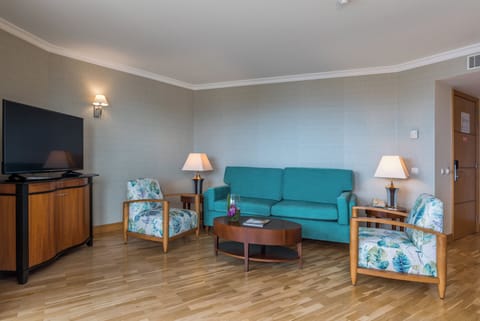 Suite, Sea View | Hypo-allergenic bedding available, in-room safe, desk, blackout drapes
