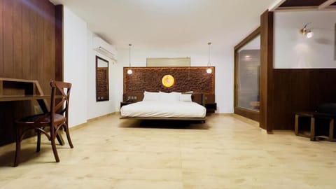 Signature Suite | Free WiFi, bed sheets