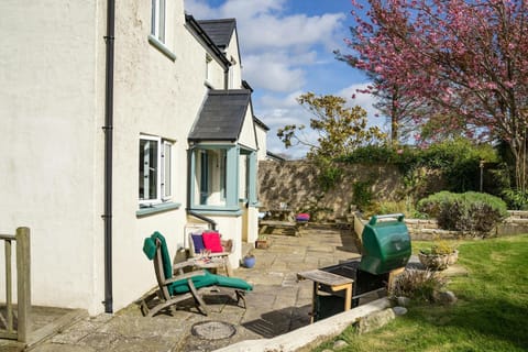 Patio area at the front of Dolawel