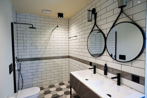 Comfort Double or Twin Room, Balcony, City View | Bathroom | Hair dryer, towels, soap, shampoo