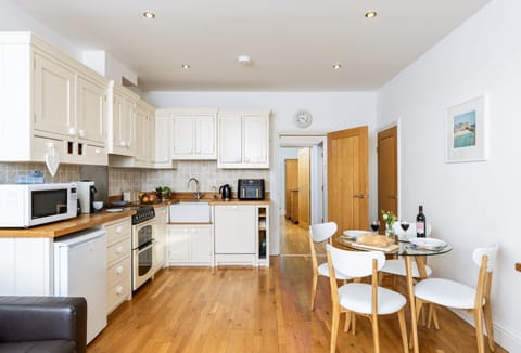 4 Fernhill, Carbis Bay:  The charming kitchen is perfect for cooking and dining with the one you love