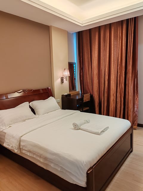 Deluxe Room | Desk, free WiFi