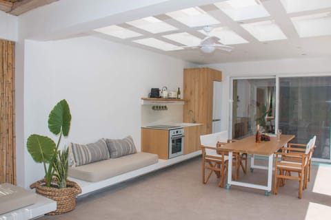 Fully equipped kitchen with skylight
Modern appliances, ample counter space, and natural light make cooking a pleasure in this home-style kitchen.