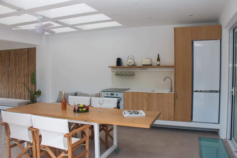 Kitchen close-up – everything you need
A look at the full kitchen setup, including cooking essentials, breakfast bar, and warm wood finishes.