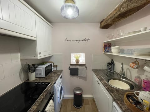 Cottage | Private kitchen | Fridge, microwave, oven, stovetop