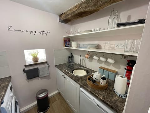 Cottage | Private kitchen | Fridge, microwave, oven, stovetop