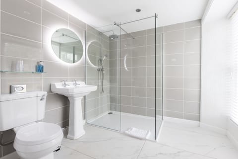 Executive Double or Twin Room (Garden Wing) | Bathroom | Hair dryer, towels