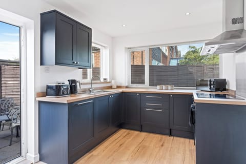 Spacious kitchen (1)