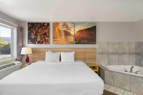 Junior Suite, 1 King Bed with Sofa bed, Non Smoking | Jetted tub